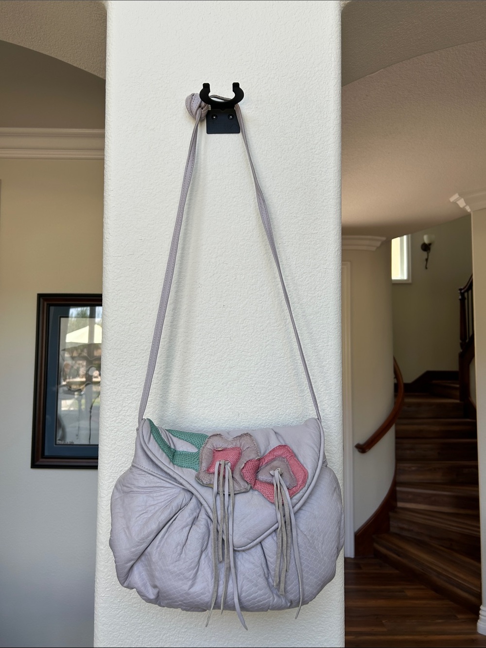 Soft Lilac Leather Shoulder Bag with Floral Accent - Picture 4 of 12